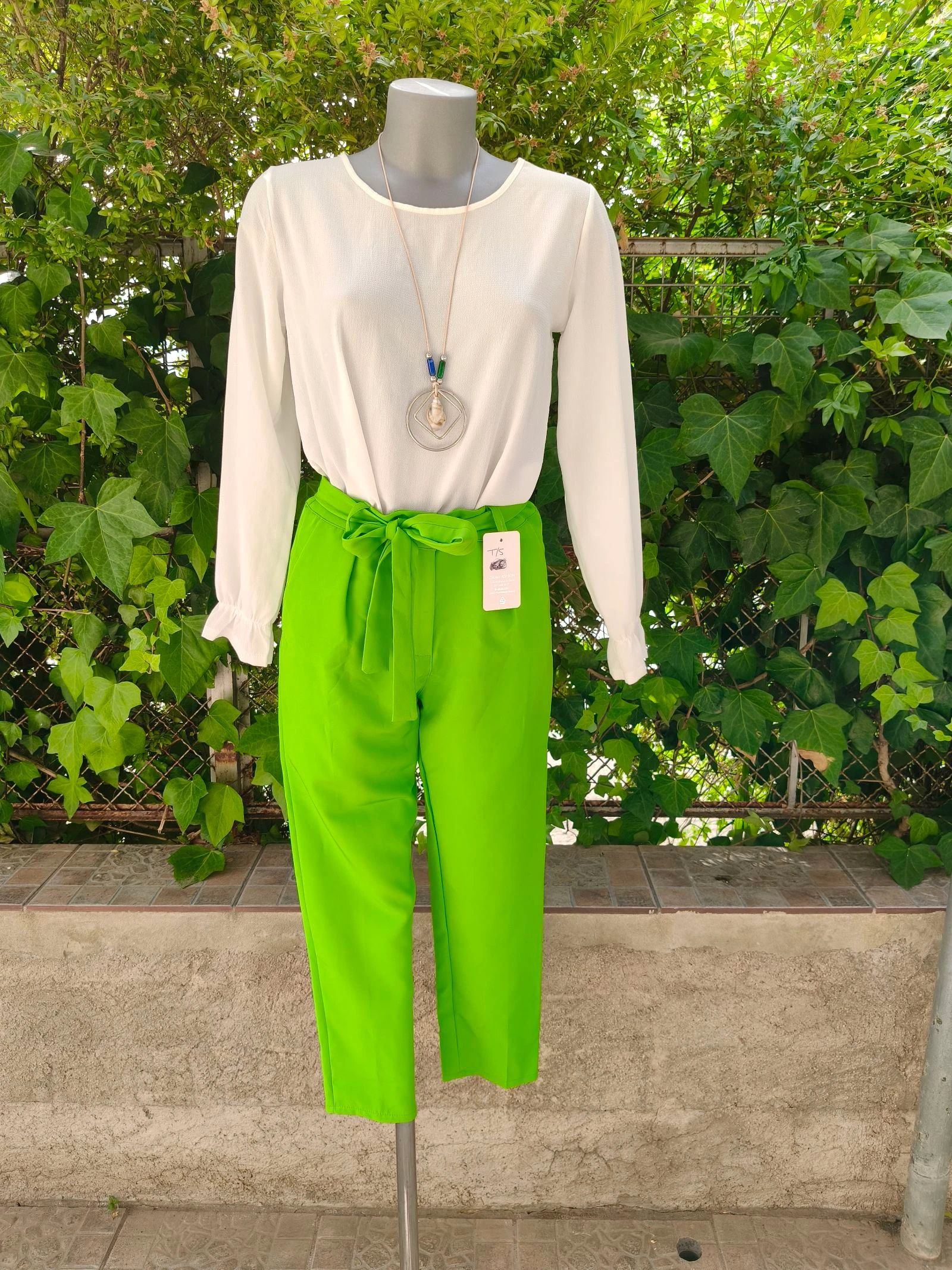 Pantalón verde lima con lazada en la cintura